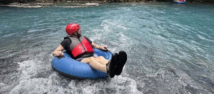 personne dans une bouée dans une rivière très bleue