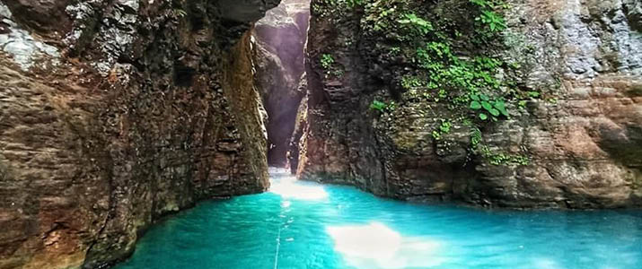 Vue sur le passage menant à la grotte de la cascade