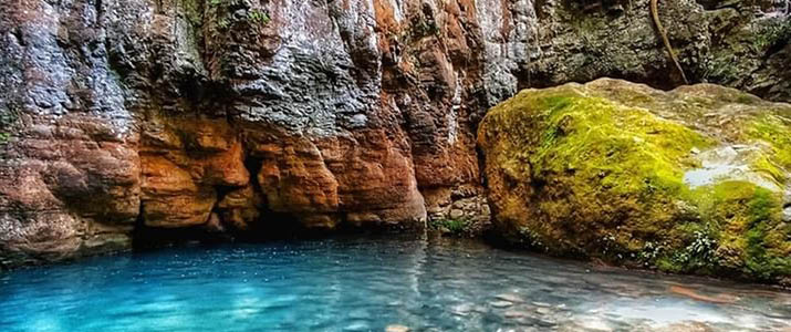 Bassin avant la grotte de la cascade, eau bleue