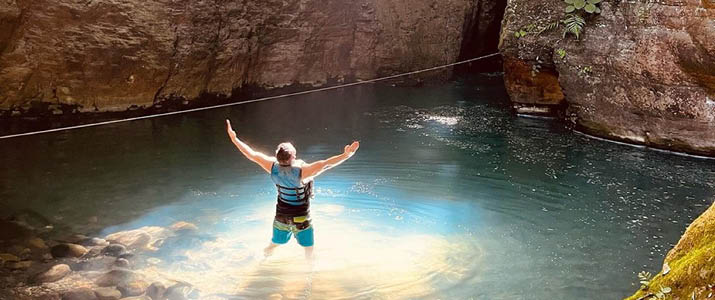 Homme dans le bassin avant la cascade