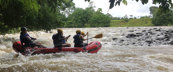 groupe traversant un rapide, vue de profil