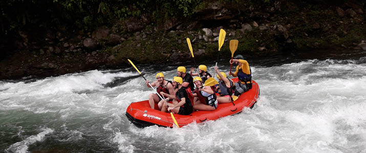 Groupe traversant un rapide, vue de loin