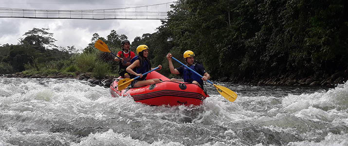 groupe traversant un rapide, vue de face