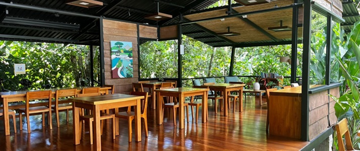 Arenal Glamping La Fortuna - restaurant tables chaise espace commun