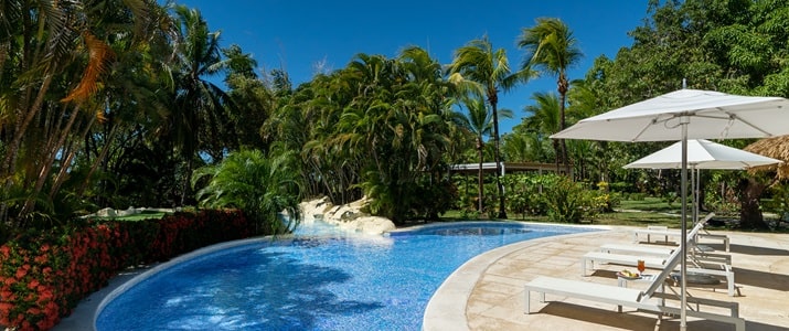 Azul Hotel&Retreat - piscine avec transats et parasols