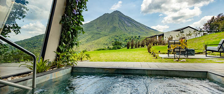 Jacuzzi avec terrasse et volcan Arenal en fond