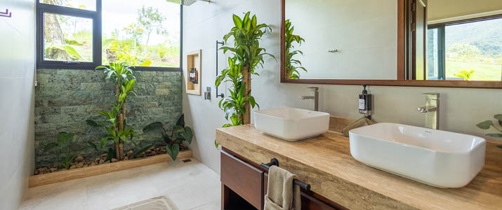 salle de bain avec douche italienne et deux lavabos