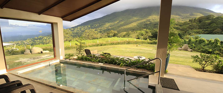 piscine couverte avec volcan en fond