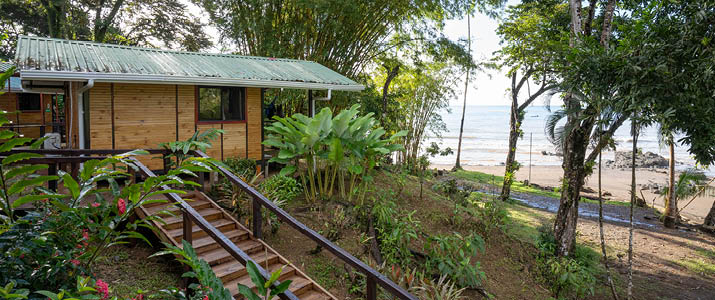 entrée de bungalow avec plage en fond